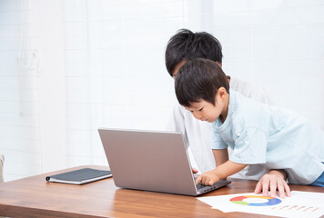 仕事の邪魔をする2歳の男の子