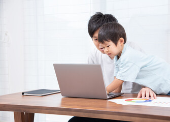 仕事の邪魔をする2歳の男の子