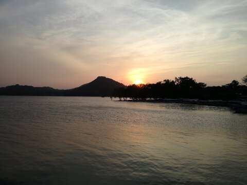 puesta de sol en el lago