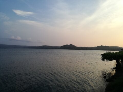 Lancha en el lago
