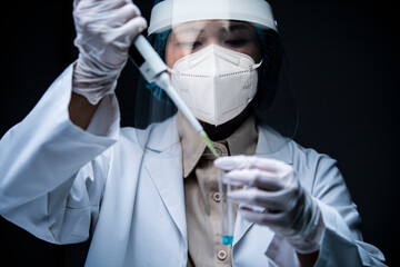 ウィルスの研究所で働く研究員