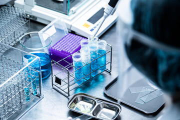 生化学実験室で分析を行う研究員