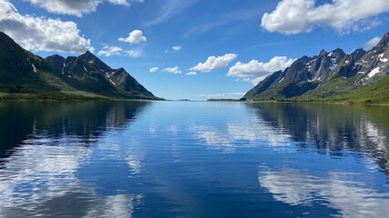 Naklejka premium lake and mountains