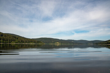 Obraz premium See - Landschaftsidyll am Wasser mit Wald