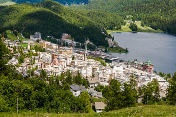 Fototapeta na wymiar St. Moritz, St. Moritzersee, Corviglia, Oberengadin, Seenplatte, Graubünden, Alpen, Wanderweg, Stazerwald, Sommer, Schweiz