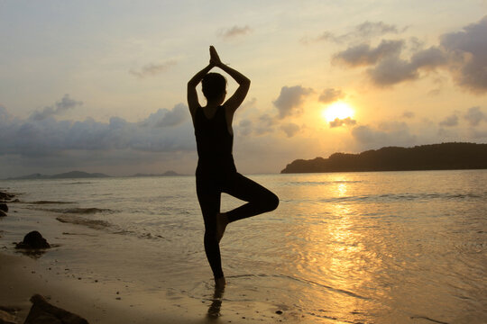 yoga on the beach © ituktunba