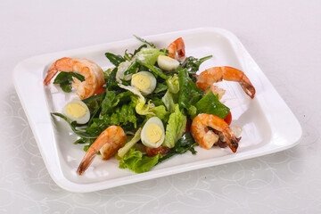 Salad with prawn, rocket and eggs