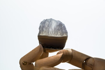 Pierre minéral, minéraux brut non taillé sur fond noir, fond blanc, fond espace galaxie