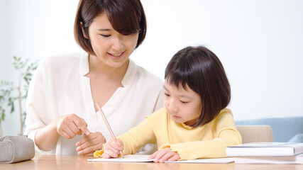 勉強を教えるお母さんと小学生