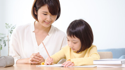 勉強を教えるお母さんと小学生