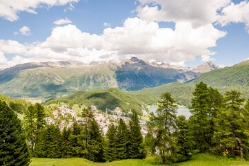 Obraz premium St. Moritz, St. Moritzersee, Corviglia, Oberengadin, Muottas Muragl, Schafberg, Alp Languard, Pontresina, Seenplatte, Graubünden, Alpen, Wanderweg, Stazerwald, Sommer, Schweiz