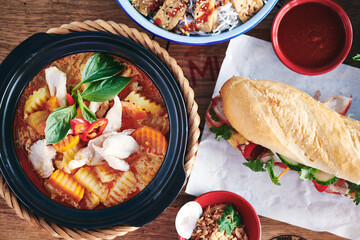 Vietnam thailand Asien Essen im Restaurant mit Fleisch Gemüse und Reis frisch zubereitet