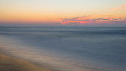 Obraz premium Beautiful blurry sunset at the sea on a hot, summer evening.