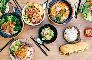 Vietnam Thai Asia Food top view mit Fleisch Gemüse und Reis
