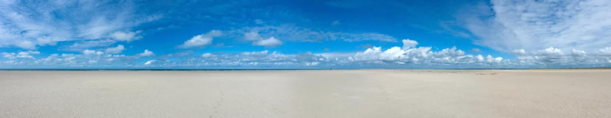 Selbstklebende Fototapeten Endlos weiter leerer flacher Nordsee Sandstrand an der Nordspitze der Insel Fanø in Dänemark im Nationalpark Wattenmeer © Wilm Ihlenfeld
