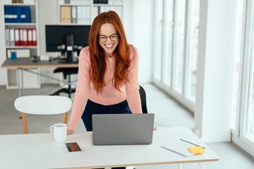 Obraz premium Candid photograph of a businesswoman giggling