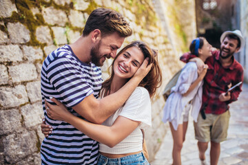Obraz premium Happy friends enjoying sightseeing tour in the city.