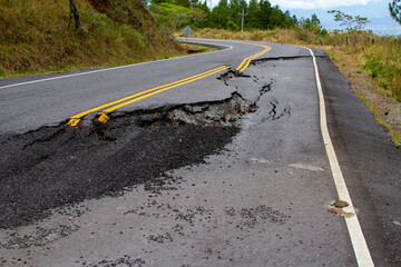 Gefährliche Strasenschäden an einer neuen Asphaltdecke