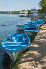 Fototapeta na wymiar Barcas en el lago de Banyoles