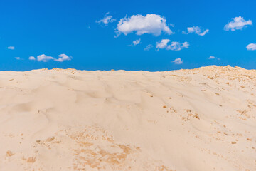 Naklejka premium Sand, sky, clouds in a heat