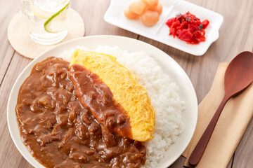 カレーライスにオムレツをトッピング-オムレツカレー