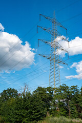 Stromleitung vor blauem Himmel