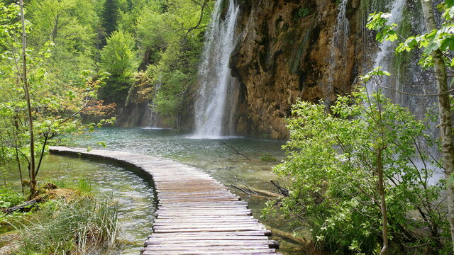 Holzsteg &uuml;ber einen See in den Plitvicer Seen, Kroatien, S&uuml;dosteuropa