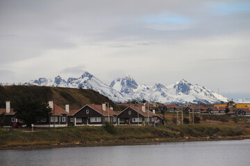 Fototapeta na wymiar casas com montanha ao fundo no Fim do Mundo, Ushuaia, Argentina