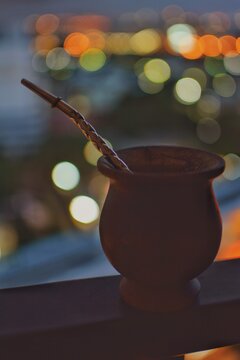 Mate con luces de colores en el fondo