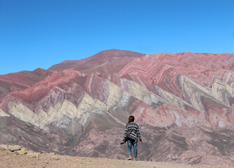 turista no Cerro de 14 colores (Serranías del Hornocal), em Humahuaca, no Norte da Argentina 