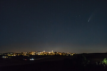 Der Komet Neowise über der Stadt Siena in der Toskana, Italien