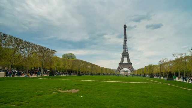 Spring time lapse from Champ de Mars in Paris