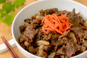 牛丼と紅しょうがの盛り付け