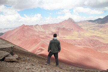 Turista no Valle Rojo, ao lado da Montanha Colorida, PEru