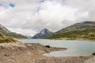 Bernina, Lago Bianco, Stausee, Val Bernina, Berninapass, Passh&ouml;he, Wanderweg, Zugfahrt, Ospizio Bernina, Wasserscheide, Alpen, Graub&uuml;nden, Sommer, Schweiz