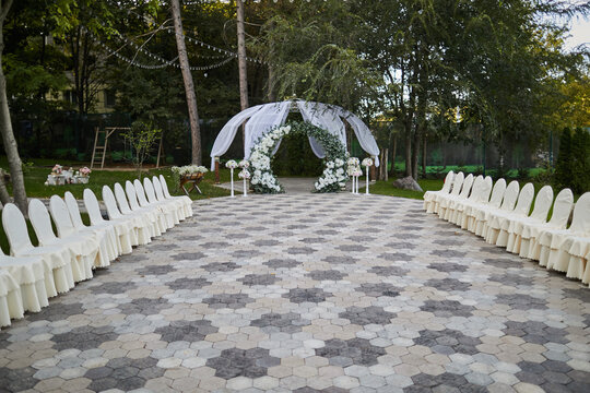 beautiful and laconic wedding decoration in white in nature