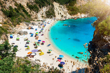 Der kleine Strand von Agiofili auf der Insel Lefkada, Griechenland, mit zahlreichen Touristen...
