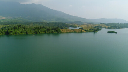Réserve d'eau de Vang Vieng au laos vue du ciel