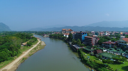 Fototapeta premium Ville de Vang Vieng au Laos vue du ciel