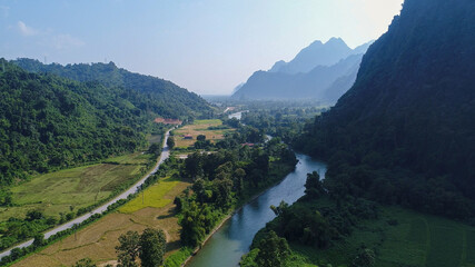 Fototapeta premium Rivière de Nam Song près de ville de Vang Vieng au laos vue du ciel