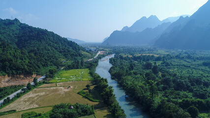 Rivière de Nam Song près de ville de Vang Vieng au laos vue du ciel