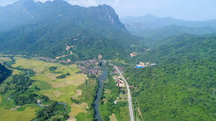 Rivière de Nam Song près de ville de Vang Vieng au laos vue du ciel