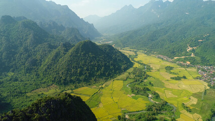 Paysage autour de la ville de Vang Vieng au Laos vue du ciel