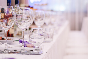 Luxury table settings for fine dining with and glassware, beautiful blurred background. For events, weddings. Preparation for holiday dinner night. props for weddings, birthdays, and celeb