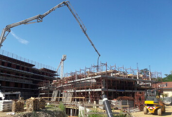 Lavori in corso nel cantiere edile in estate - costruire