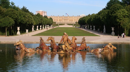 Jardins du château de Versailles, perspective sur l'allée royale (Tapis vert) depuis le bassin...