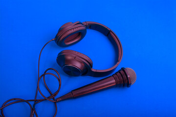 Naklejka premium black headphones and microphones on a blue background