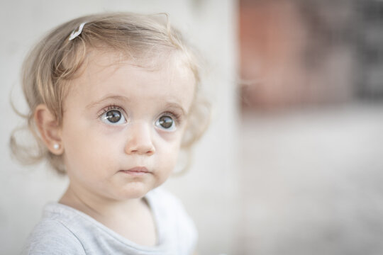 Retrato de niña rubia de ojos grandes de perfil