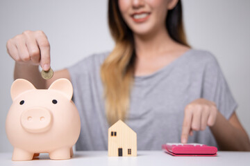 Asian women are saving money to use the future capital uncle and for emergency use