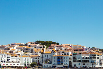 Fototapeta na wymiar caduques playa barcelona mar mediterráneo pueblo arena agua azul marrón cielo personas verano